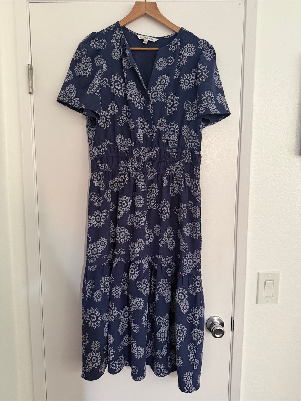 Robbie Bee Navy and White Floral V‑Neck Midi Dress